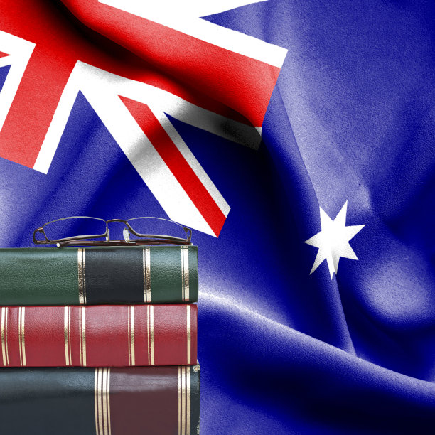 教育理念-叠书和老花镜对着澳大利亚国旗图片下载