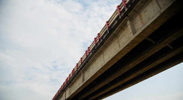 高速公路桥梁与天空背景的照片图片下载
