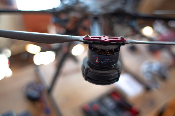 近距离的无人机电机与警告标志和工具在一个工作台上图片下载