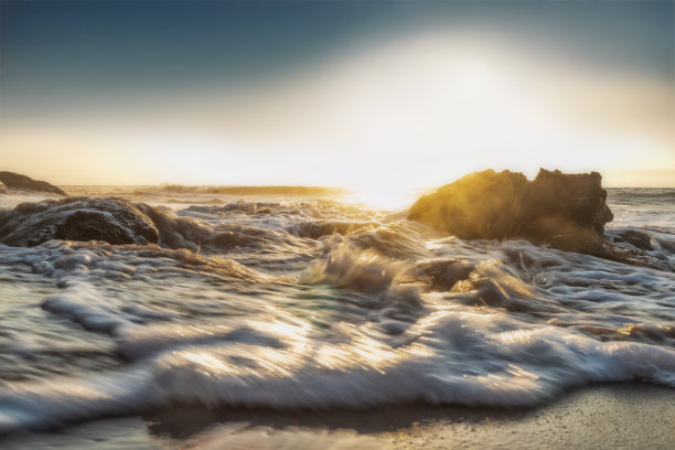 荒凉的纳米比海滩上美丽的日落。照片拍摄的水与悬崖和岩石。非洲。安哥拉。图片下载