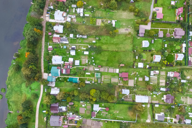 俯瞰村庄，村庄附近的田野和森林。图片下载