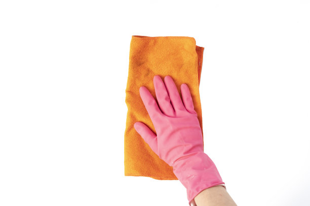 关闭人员的手在保护手套保持清洁供应在白色表面隔离。管家概念b图片下载