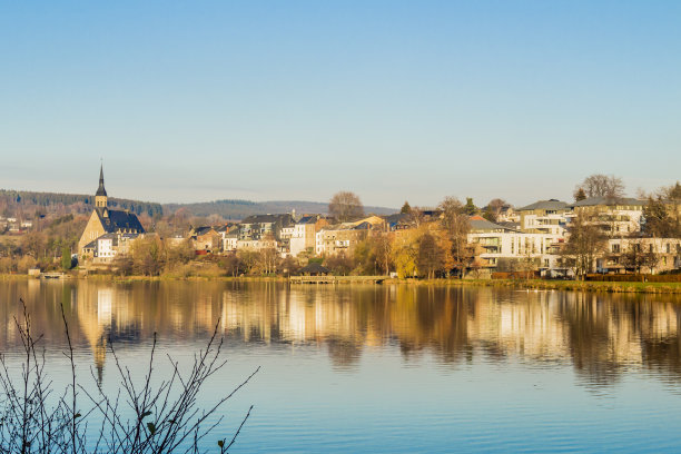 蔚蓝的天空下，美丽的Vielsalm村和它的St Gengoul教堂图片下载