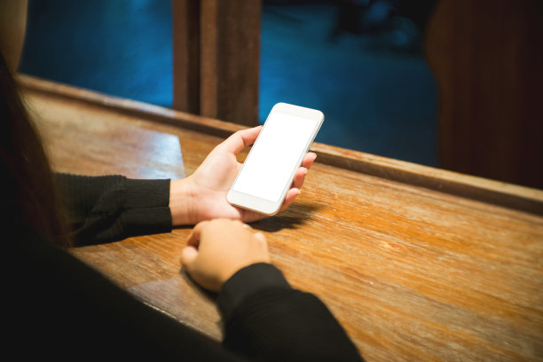 女人手里拿着智能手机的空白空白屏幕图片下载