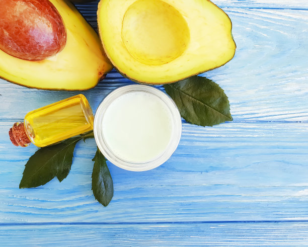 化妆膏，油，鳄梨木背景图片下载