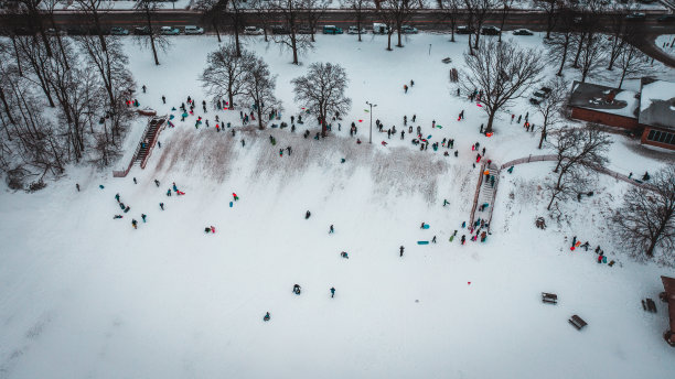 孩子们在芝加哥玩雪橇图片下载