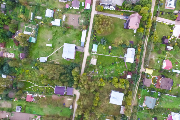 俯瞰村庄，村庄附近的田野和森林。图片下载