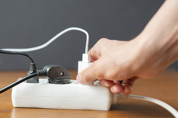 关闭人的手插头在插座d充电图片下载