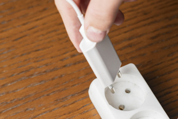 关闭人的手插头在插座d充电图片下载