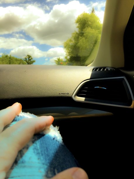 公路旅行，在车里，手放在膝盖上，看着外面，完美的一天。图片下载