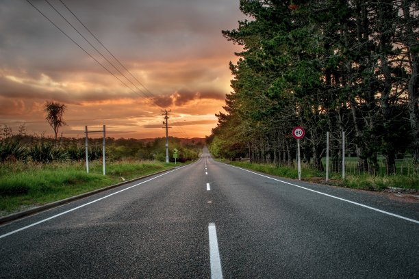 新西兰的乡村道路上的日落图片下载