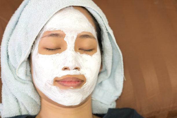 亚洲女孩敷面霜面膜。面部整容手术。图片下载