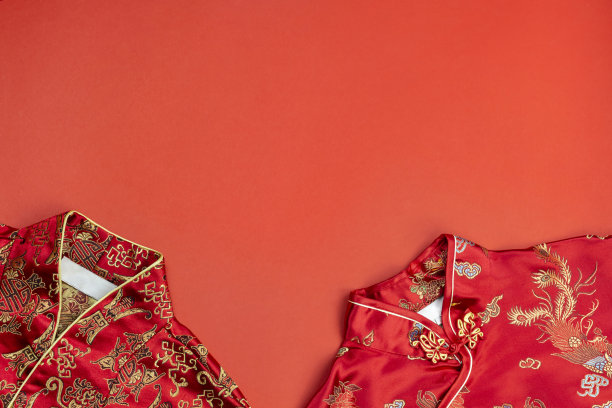 中国新年红色男女旗袍上的红纸背景图片下载
