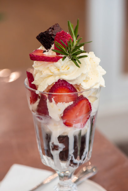 新鲜草莓和鲜奶油的甜冰淇淋图片下载