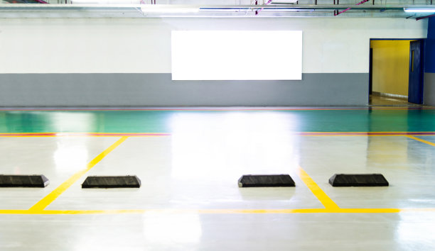 停车场墙上的空白广告牌图片下载