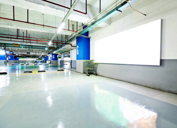 停车场墙上的空白广告牌图片下载