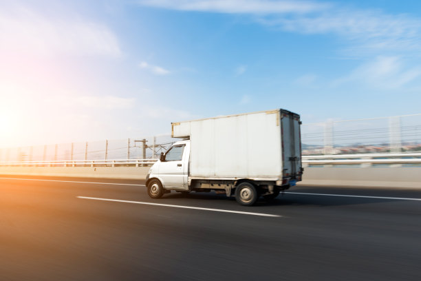 货车在高速公路上行驶图片下载