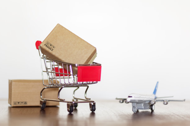 有箱子和飞机的购物车。全球购物和航运的概念图片下载