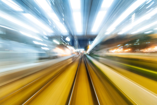 夜间的运动模糊了城市中的铁路轨道图片下载