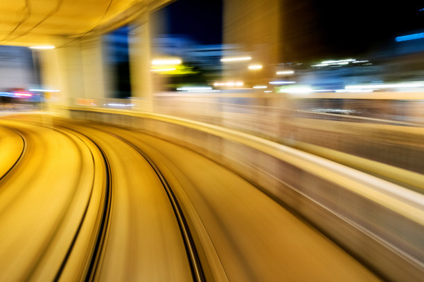 夜间的运动模糊了城市中的铁路轨道图片下载