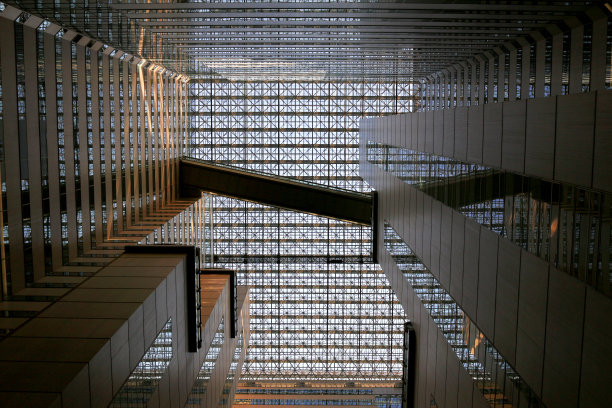 从高天花板上的天窗采光的建筑内部视图图片下载