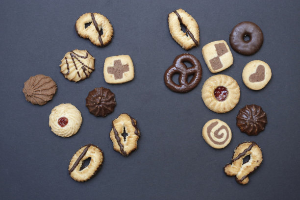各种形状和颜色的饼干。平铺构图在深蓝色的背景上。图片下载
