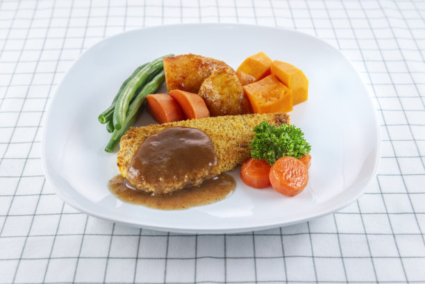 鸡排配蔬菜和肉汁图片下载