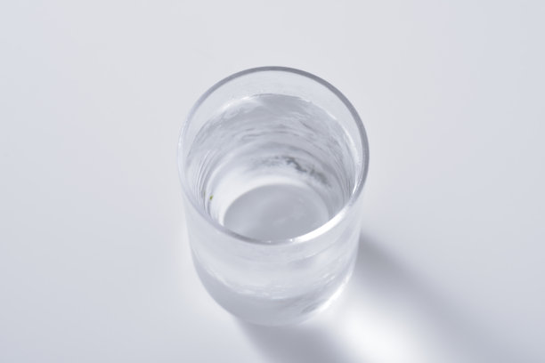 杯子里的水和冰图片下载