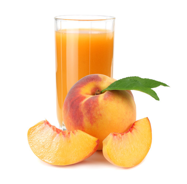 一杯水蜜桃汁与水蜜桃水果和切片孤立在白色的背景。图片下载