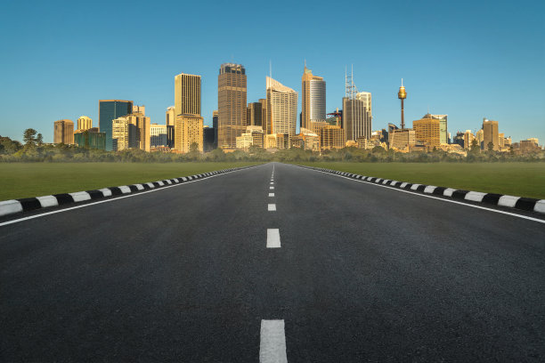 白天的柏油路透视与城市城市景观图片下载