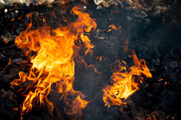 在工业中燃烧垃圾会污染空气图片下载