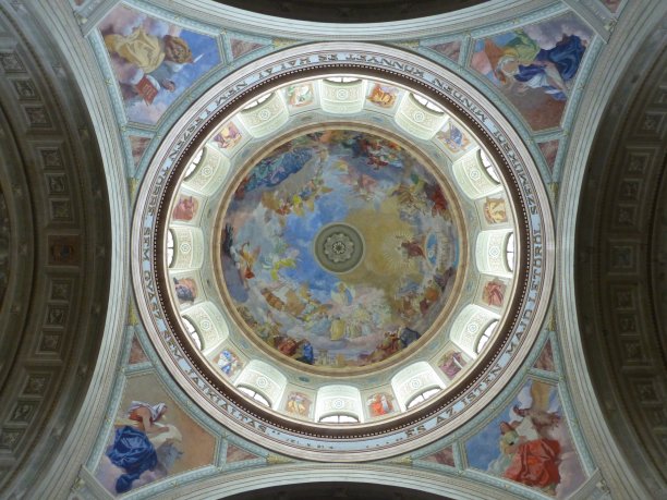 布达佩斯埃格尔大教堂的圆顶图片下载