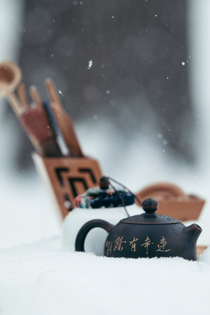 雪景中的茶壶图片图片下载