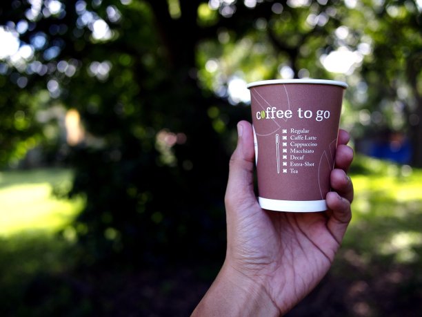 手里拿着一个咖啡纸杯图片下载