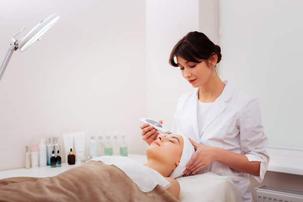 专业积极的美容师进行美容手术图片下载