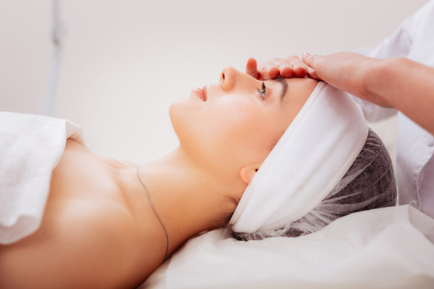 一个友善的女人，手放在额头上图片下载