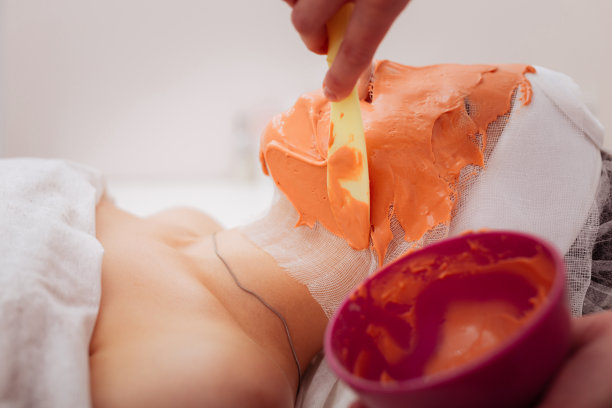 美丽的年轻女子与她的皱纹作斗争图片下载