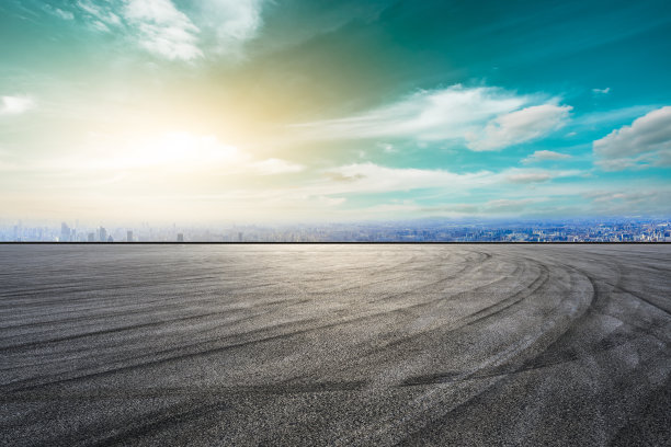 上海空荡荡的柏油路和高楼林立的城市天际线图片下载