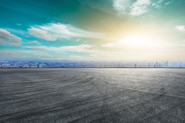 上海空荡荡的柏油路和高楼林立的城市天际线图片下载