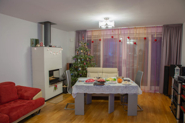 房间与圣诞装饰和服务餐桌的观点。美丽的圣诞背景。图片下载