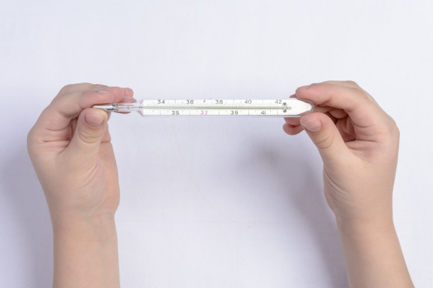 一个小男孩在白色的背景上拿着一个温度计图片下载