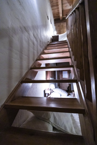 室内木质楼梯上还有一件细部家具图片下载