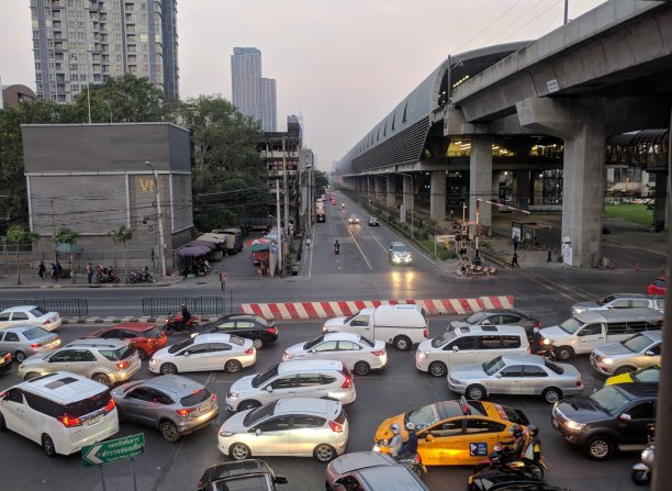 烟雾，曼谷佩彻布里路图片下载