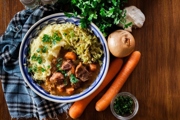 传统的爱尔兰炖菜，配土豆和卷心菜图片下载