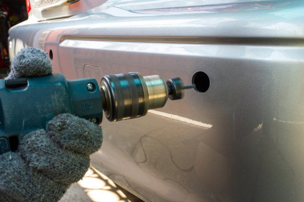钻孔安装停车传感器，汽车配件。图片下载