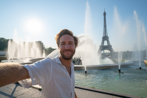年轻男人在巴黎用手机自拍图片下载