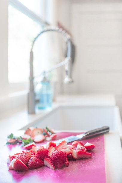 厨房柜台上的新鲜草莓图片下载