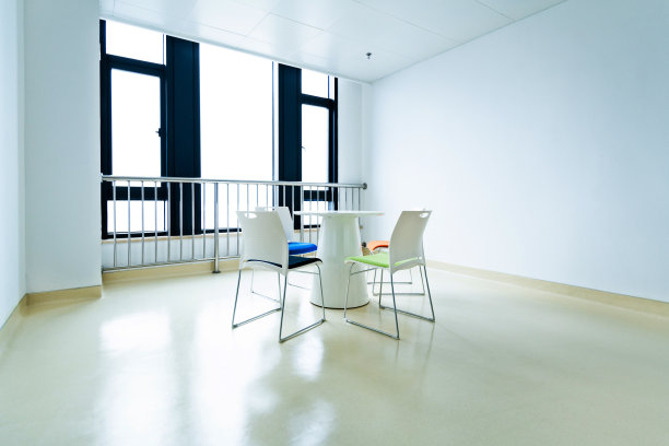 休息区配有椅子和咖啡桌图片下载