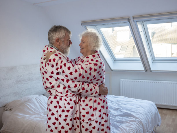 34、快乐高三情侣写真，面对面在卧室图片下载