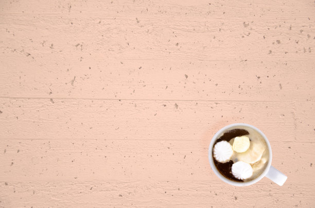 白色咖啡杯与奶油米色混凝土桌子与木纹。前视图。图片下载